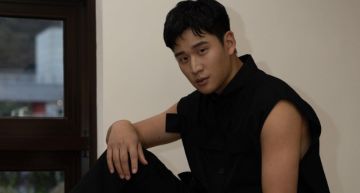 攻蛋延期!周興哲曬「黑白失落照」無奈嘆:演唱會白練了