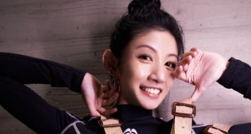 李千那打疫苗穿太緊!「半邊全拉露香肩」羞喊:我沒有要耍性感啦