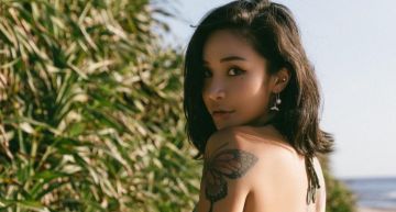 梁云菲學賭神「瞇牌看快篩」!驚見2條線看傻:樂極生悲