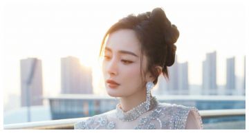 「女王架式」全顯現!楊冪周遭圍「三名助理伺候」 乾等10秒幫穿鞋