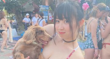 正妹淋雨搭捷運!襯衫全濕「超兇透視」險撐爆鈕扣 本尊現身回應