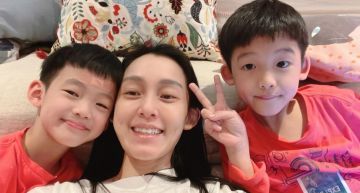 7歲飛飛玩iPad突做「詭異行為」!范瑋琪氣炸痛罵 網笑翻:不知道像到誰耶