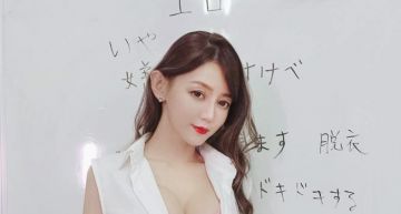 連千毅助理拜拜穿超辣!細肩帶白背心「包不住半球」 網:土地公流鼻血了
