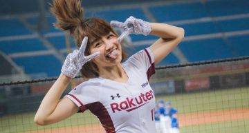 啦啦女神累趴!陳伊彎腰「特殊視角」曝光 網高呼:很可以