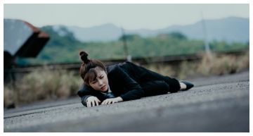邵雨薇「趴滾燙柏油路」好狼狽!自嘲「鐵板燒上的烤肉」