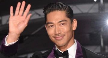 AKIRA變擔仔麵老闆!置板凳「熟練甩麵+道地問候」粉絲嗨喊:想吃姐夫下麵