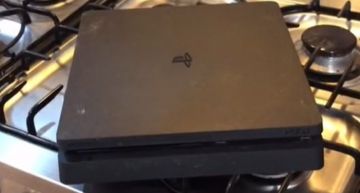 PS4積灰塵!女網紅貼心幫男友「水洗」 網崩潰:你們還在一起嗎