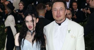 另一半也超瘋!馬斯克「正妹女友」脫光光 辣秀新刺青:外星人傷痕!
