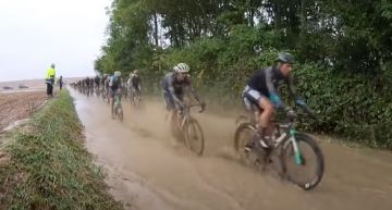 地獄級難度!法國公路單車賽奔258公里 選手全變「兵馬俑」