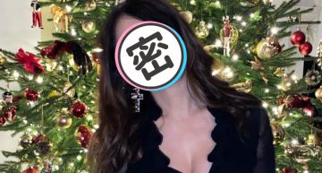 麥莉、派瑞絲都輸她!「美魔女」穿比基尼同框北極熊 火辣慶聖誕