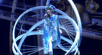 側腰全挖空!王心凌登小巨蛋「辣秀美腿」 緋聞男友力挺「親曝關係」