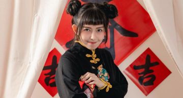 攜長輩拜年!隱乳女神「阿樂」深溝直逼喉嚨 網暴動:太牛啦!