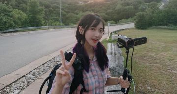才摔斷腿!企鵝妹騎車開實況 「穿越馬路險遭撞」驚悚瞬間全放送