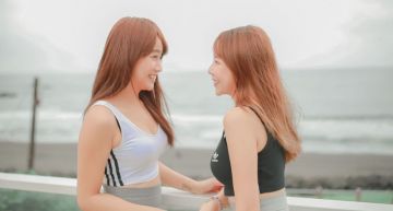 曾爆不合!陳伊曬比基尼合照「貼胸互撩」告白梓梓:我愛你!