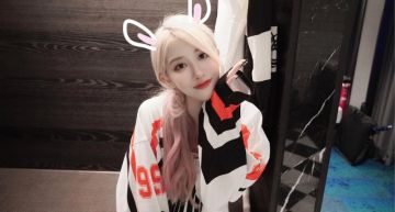 網砸百萬玩弄她!美麗妄娜「直播解扣戳女乃」Q彈全放送:出賣自己身體