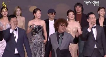 金馬57/王彩樺「金色戰袍開深V」!40歲女星「上下解放」 網:同學麥娜絲讚!