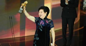 金馬57/險穿泳衣上紅毯!陳淑芳「禮服來源」曝光 徐若瑄頒獎拖戲道歉