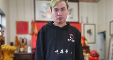 吃屎哥「車陣中下跪」賣玉蘭花!法拉利姐「賣包」:贊助給他