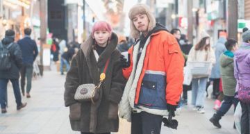 曾刺青在身上!洛克「掰了本本」 大街「擁紅髮正妹」全被拍
