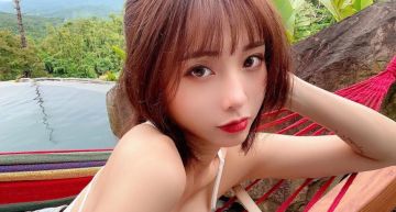 凹成Z字形!閃亮亮挑戰漫畫腰「渾圓蜜桃露一半」網:真香