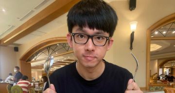 掰了暖男!阿滴「一頭金髮」疑叼菸蹲路邊 網放大看嚇歪:變壞壞滴