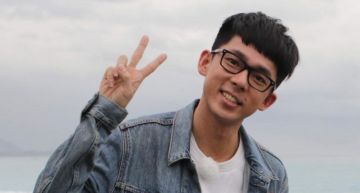尺度解放!阿滴掰了招牌眼鏡「裸身上空」入鏡 網歪樓:沒毛!