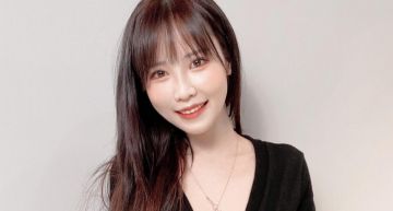 高衩連身戰袍!咪妃遭嫌沒點「彎腰秀溝」:只能露女乃博點閱