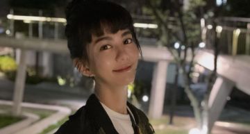 挺巨球任人摸!白癡公主「深V打掃」 員工猛盯突伸手:可以摸?
