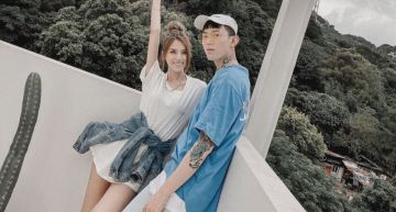 疑暈暈出走?蕾菈比基尼「水底甜吻男友」 秒刪文曬真相:是它啦!