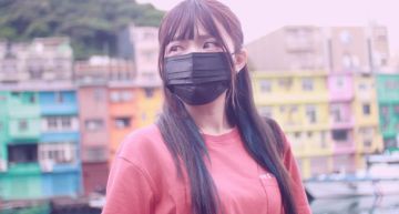 戀愛的感覺!上班不要看女神「關關」直播陪工作 20分鐘萬人擠爆聊天室