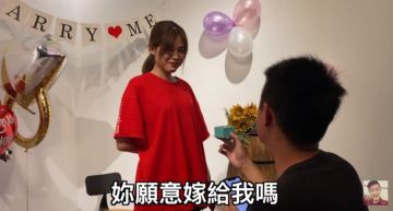 求婚了!牛排單膝跪下告白妮妮 網見亮點笑:穿拖鞋求婚!