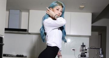 前世男友曝光?美麗妄娜「F級核彈炸出」合照大老鷹 網:懂看!