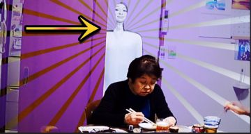 背後傳出怪聲!奶奶轉頭驚見「牆壁浮人臉」 真實反應全曝光