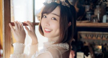 突破尺度脫了!「那個女生Kiki」單穿內內上陣 網:這樣太危險!