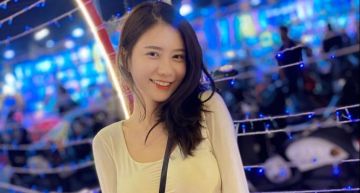 曾直播露點!網紅「家家」曬事業線 心機舉動遭虧:又要掉下來了!