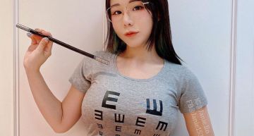 自爆愛裸睡!超兇網紅「泥泥學姐」私生活曝 趴地運動網讚:好香