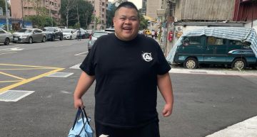 蛇丸親密照曝光!正妹「長腿跨肩上」 網:要公開了嗎?