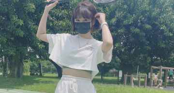 拍照沒戴口罩!愛莉莎莎照片引爭議 Dcard論戰:防疫魔人?