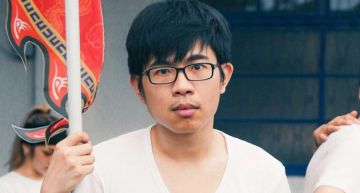 露牙變佳滑!反骨二創「連千毅直播」後庭精品狂賣貨 網:要被請漢堡了