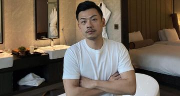 再披白袍!時尚中醫師「77老大」偏鄉義診畫面曝 網:帥度破表
