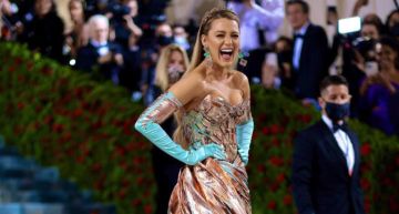 Met Gala/「花邊教主」Blake Lively拆蝴蝶結禮服一秒變色!網:輾壓全場