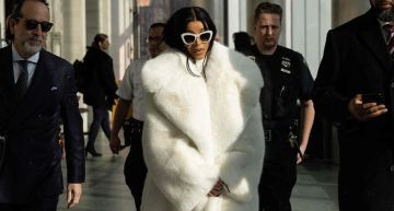 Cardi B砸15萬處理小三!認罪卻無視懲處「遭二度傳喚」:法庭超美穿搭模糊焦點