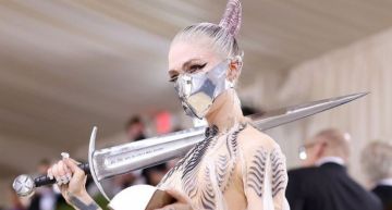 馬斯克前女友Grimes拍賣Met Gala戰袍飾品救災民!網看標價嚇傻:還不搶爆