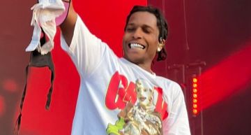 A$AP Rocky台上狂撿粉絲應援內衣!蕾哈娜「後台露超殺表情」:回家要挨罵了