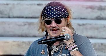 強尼戴普爆正妹新歡!幫「神秘紅髮女」提包互動超親密 對方身分遭起底