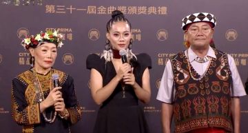 金曲31/阿爆「超深V」帶媽媽盛裝現身!網:有才華的王思佳