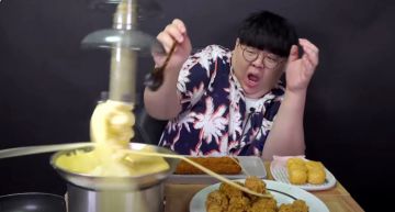 起司龍捲風噴發!韓吃播突遇「放送事故」 網笑歪:太荒唐