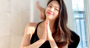 床上直接劈腿!正妹瑜珈「影片曝光」網嚇歪:筋骨太軟