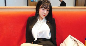 女神太兇!清純網紅「NoBra」側身滑手機 E球炸出遮不住