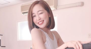 雙腳大開做瑜珈!正妹小隻馬「驚見褲底濕濕的」 網:不單純